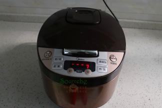 洗净的小鲜米，倒入电饭锅，加适量的水，煮饭键，约25分钟。