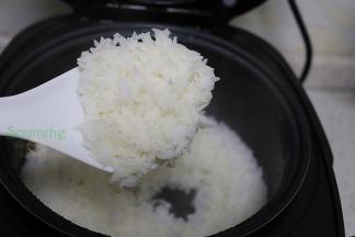米饭煮熟时候，焖10分钟左右，开盖，用饭勺松散。米饭飘香，粒粒分明，软香可口。
