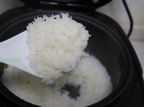 米饭煮熟时候，焖10分钟左右，开盖，用饭勺松散。米饭飘香，粒粒分明，软香可口。