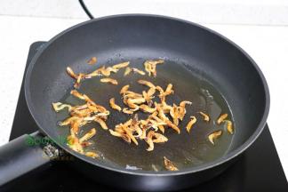 平底锅烧热，倒入少许油，煸炒香虾皮。然后把锅清洗干净，炒熟芝麻。