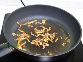 平底锅烧热，倒入少许油，煸炒香虾皮。然后把锅清洗干净，炒熟芝麻。