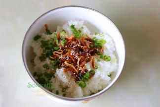 米饭装在一个大盘子里，把虾皮、芝麻、葱白、花生油、盐、五香粉，搅拌均匀。