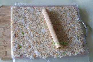 倒入保鲜袋，用擀面杖擀薄。一罐小鲜米煮的米饭，分了3个保鲜袋。