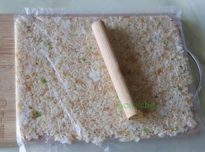 倒入保鲜袋，用擀面杖擀薄。一罐小鲜米煮的米饭，分了3个保鲜袋。