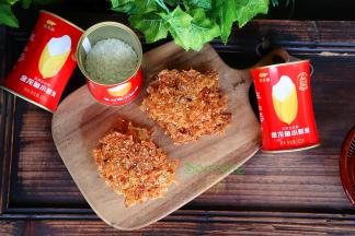 烤好的锅巴，放凉，酥香可口，用手轻轻一掰，就可以断开。