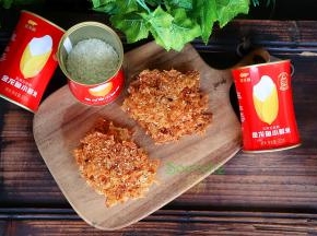 烤好的锅巴，放凉，酥香可口，用手轻轻一掰，就可以断开。