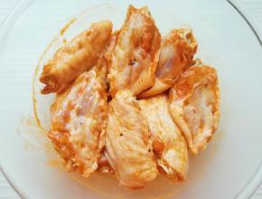 鸡中翅清洗干净，加入奥尔良烤肉料，带上一次性手套抓匀，放入冰箱腌制一晚上，中间取出来给鸡翅“按摩”几次。