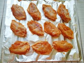 烤网上铺上锡纸，摆上腌好的鸡翅。 烤箱上下管180度预热。