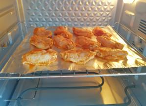 将鸡翅送入预热好的烤箱。