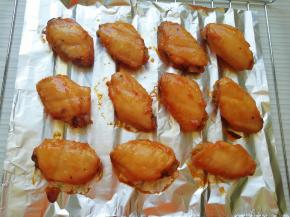 烤到10分钟的时候取出来，将鸡翅反过来，刷一遍腌鸡翅的调料汁，继续送入烤箱烤10分钟。