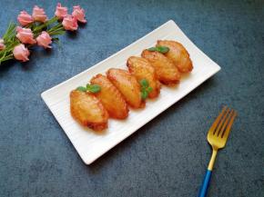 烤好的鸡翅色泽油亮。