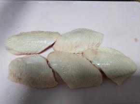 鸡翅中洗净。