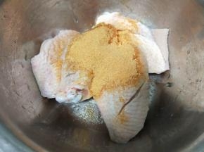 根据个人口感放入适量烤肉料。