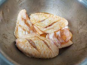 拌匀，冷藏腌制两小时以上更入味。