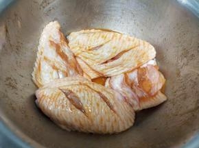 拌匀，冷藏腌制两小时以上更入味。