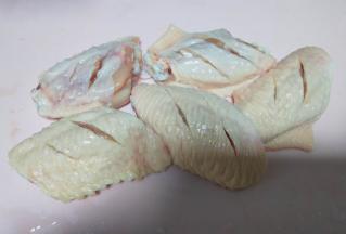 用刀两面各划两刀。