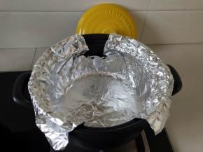 取一张锡纸放入砂锅内，一圈紧挨锅壁，按服帖。