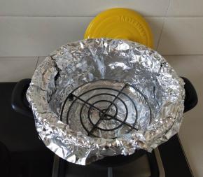 另取一张锡纸交叉放置锅内，放入烤架。