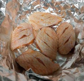 腌制好的鸡翅放入砂锅内。