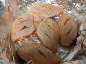 腌制好的鸡翅放入砂锅内。