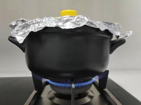 大火烧热锅体，转中大火烤10分钟，