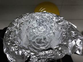 烤架上再铺一张锡纸，防止鸡油弄脏锅体难刷。