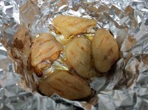 翻面，继续烤至用筷子能轻易扎透就熟了。