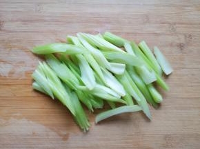 芹菜抽丝清洗干净，斜着切成段。