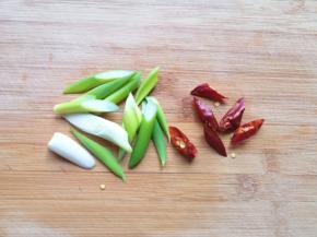 葱和干红辣椒切成段。