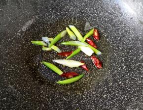 锅底留余油，下入葱和干红辣椒炒香。