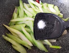放盐调味。