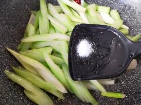 放盐调味。