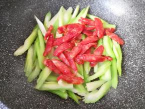 下入煎好的腊肠翻炒均匀。