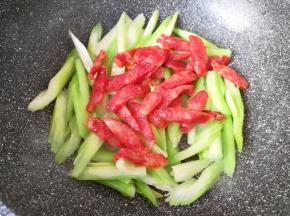 下入煎好的腊肠翻炒均匀。