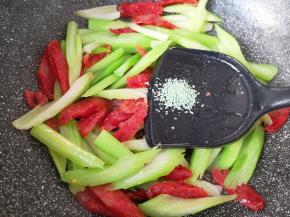 放蔬之鲜提味。