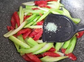 放蔬之鲜提味。