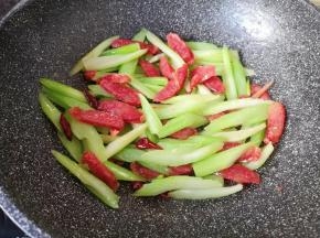 翻炒均匀关火出锅。