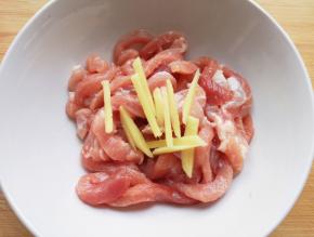 瘦肉和生姜切成丝放在一起。