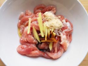 加入鸡粉、老抽和少许食用油。