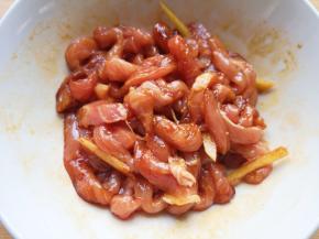 搅拌均匀，腌制15分钟左右。