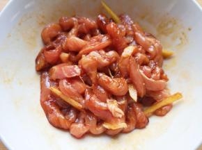 搅拌均匀，腌制15分钟左右。