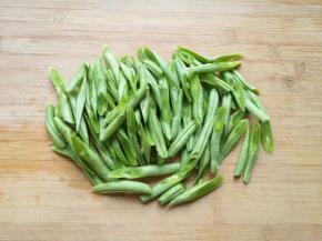 豆角掐头去尾清洗干净控一下水，斜着切成段（这样切豆角好熟易入味）。