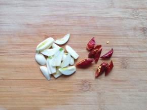 大蒜切成片，干红辣椒切成小段。