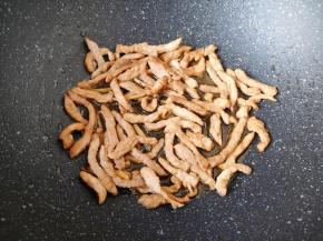 炒锅内倒适量的食用油烧热，下入肉丝炒熟盛出备用。