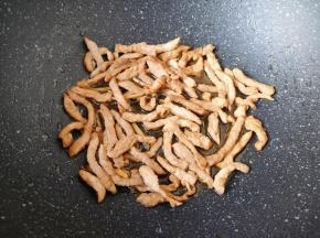 炒锅内倒适量的食用油烧热，下入肉丝炒熟盛出备用。