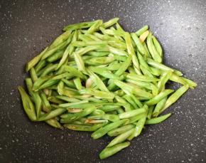 加入一勺味极鲜酱油翻炒均匀。