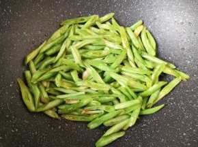 加入一勺味极鲜酱油翻炒均匀。
