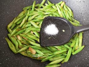 放盐调味，加少许水盖上锅盖焖2分钟。