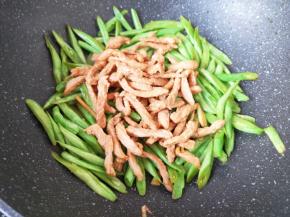 下入炒好的肉丝。