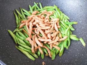 下入炒好的肉丝。